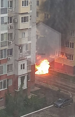 В Астрахани во дворе многоэтажки сгорела машина