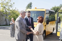 Астраханским образовательным учреждениям передали новые школьные автобусы