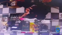 В Астрахани разбойник с ножом ограбил магазин
