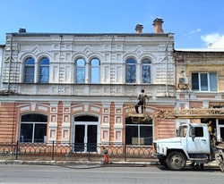 В Астрахани моют фасады на улице Адмиралтейской