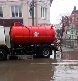 Коммунальные службы Астрахани за сутки откачали 540 кубометров осадков