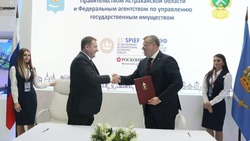 Астраханский губернатор встретился на ПМЭФ с руководителем Росимущества 