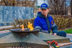 Астраханские мемориалы с Вечным огнём подготовили ко Дню Победы