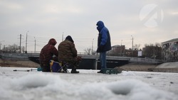 В Астрахани замерили толщину льда на городских водоёмах