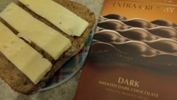 В Астрахани из двух магазинов украли шоколад и сыр