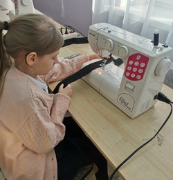 Астраханские школьницы изготавливают экологичные сумки