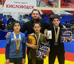 Юные астраханцы выиграли 6 медалей на борцовском турнире в Минводах