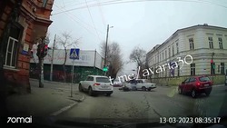 В Астрахани отечественная легковушка сбила мотоциклиста