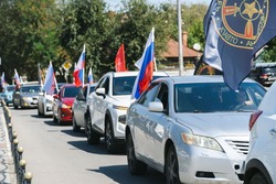 В Астрахани состоялся автопробег в честь Дня государственного флага РФ