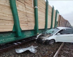 В Красноярском районе столкнулись поезд и автомобиль