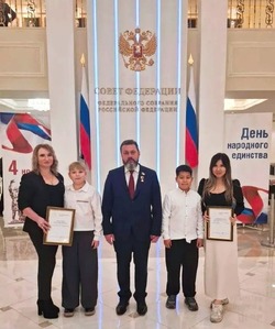 Сенатор РФ наградил родителей детей-героев из Астраханской области