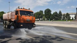 Астраханские коммунальщики охлаждают дороги