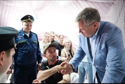 Астраханский губернатор посетил мобильный пункт отбора контрактников