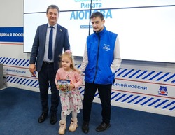 Астраханский депутат Госдумы поздравил с Новым годом более 4000 детей