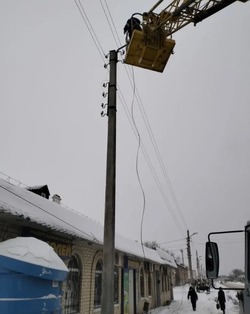 В Астрахани заменили опору уличного освещения, повреждённую при ДТП