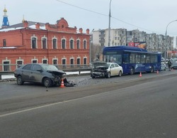 На Новом мосту в Астрахани два автомобиля столкнулись лоб в лоб