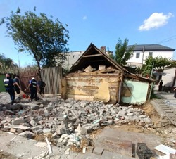 На астраханца рухнула стена дома