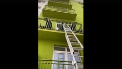 Маленький астраханец закрыл родителей на балконе