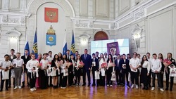Губернатор Игорь Бабушкин вручил паспорта юным астраханцам