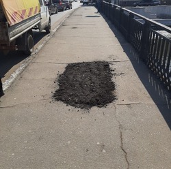 В Астрахани засыпали яму на Варвациевском мосту