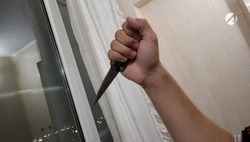 Астраханец напал с ножом на полицейского