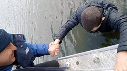 Спасатели помогли астраханцу на сдувшейся лодке