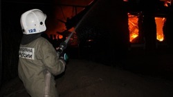 В Астрахани подожгли дом