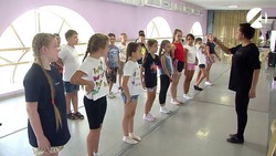 Астраханские школьники могут провести каникулы в театре