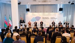 Астраханский губернатор встретился с главами делегаций Каспийского медиафорума