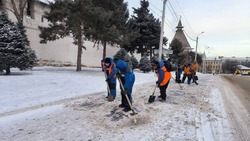 В Астрахани очищают улицы от снега