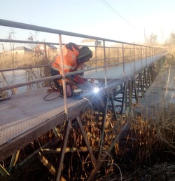 В Астрахани ремонтируют мост через ерик Солянка