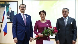 Азербайджанская делегация вручила награды учителям астраханской школы имени Гейдара Алиева